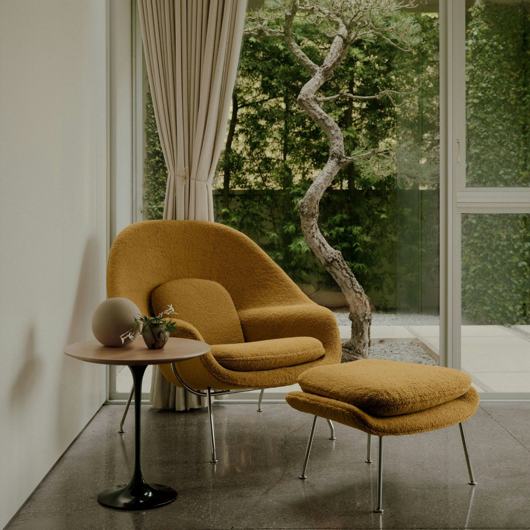 Knoll Saarinen Womb Chair and Ottoman in Puff Honey with Chrome Legs in situ with Saarinen Side Table