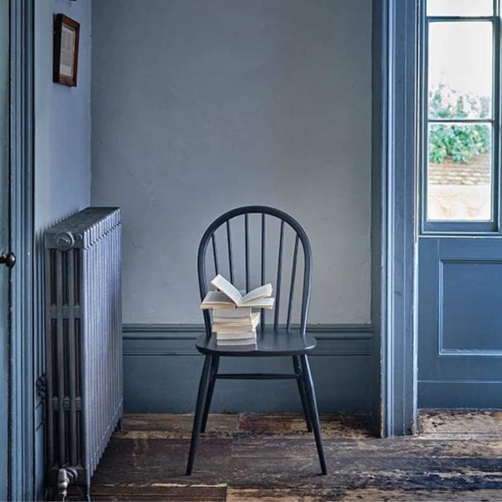 https://www.paletteandparlor.com/cdn/shop/files/l.ercolani-originals-windsor-dining-chair-black-in-room-with-books.jpg?v=1686107808